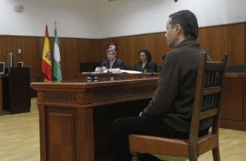 José Bretón, el padre de los dos niños desaparecidos el 8 de octubre de 2011 en Córdoba, sentado hoy en el banquillo de la Audiencia de la ciudad andaluza.