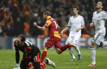 El Real Madrid accedió a su tercera semifinal consecutiva de Liga de Campeones tras un susto en el 'infierno turco'.