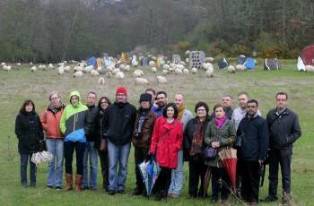 El grupo de profesores ourensanos, alemanes y turcos en la visita a O Rexo. (Foto: MARCOS ATRIO)