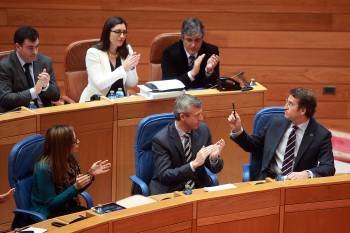 Diputados del PPdeG aplauden una de las intervenciones de Núñez Feijóo durante la sesión plenaria en el Parlamento autonómico. (Foto: VICENTE PERNÍA)