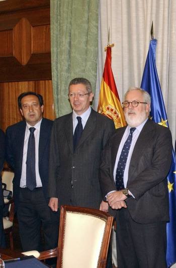 Pedro Barato (i.), Alberto Ruiz Gallardón (c.) y Miguel Arias Cañete.