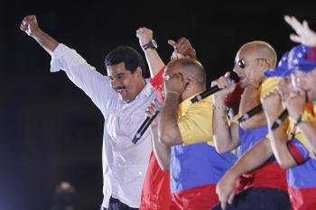 El presidente encargado de Venezuela Nicolás Maduro levanta su puño ante sus seguidores
