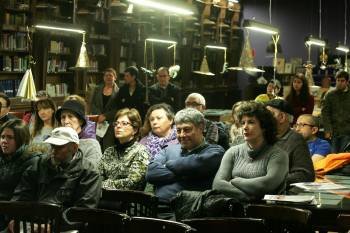 Un momento do recital cultural que onte se viviu na centenaria biblioteca do Mosteiro. (Foto: MARCOS ATRIO)