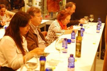 Participantes en la cata de productos de la firma ourensana Aceites Abril, en el Salón de Gourmets.