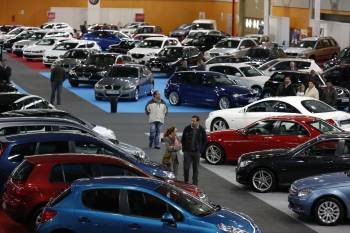 Panorámica del salón del automóvil de ocasión, en Expourense. (Foto: X. FARIÑAS)