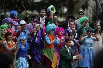 Os actores de Rosaura concluíron o acto inaugural vestidos de chamativas cores de festa. (Foto: FOTOS: XESÚS FARIÑAS)