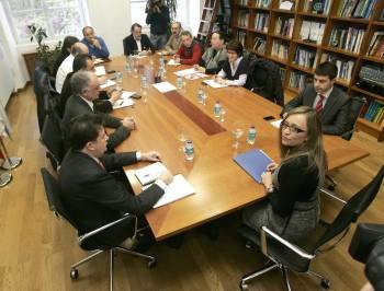 Elena Muñoz, durante el encuentro con los representantes de las centrales sindicales. (Foto: XOÁN REY)