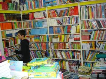 Un joven lector consulta un libro en el espacio dedicado a los libros infantiles de una librería.  (Foto: ARCHIVO)