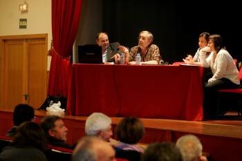 Alberto Lema, Alfredo Pereira, Pilar Santa María y Rosa Fernandez durante la asamblea. (Foto: MARCOS ATRIO)