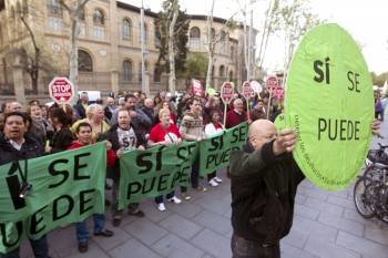 Más de 150 personas durante la protesta frente a la sede del PP en Zaragoza. (Foto: JAVIER CEBOLLADA)
