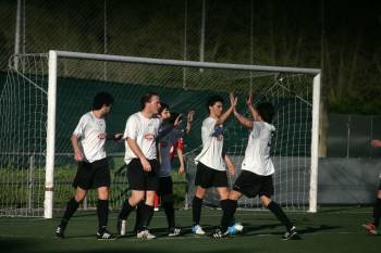 Los jugadores del Ponte celebran uno de los dos goles contra el Estradense. (Foto: MARCOS ATRIO)