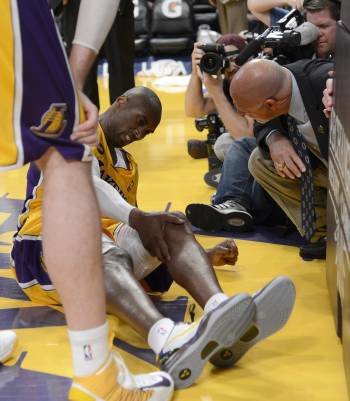 Kobe se echa la mano a la rodilla izquierda. (Foto: MICHAEL NELSON)
