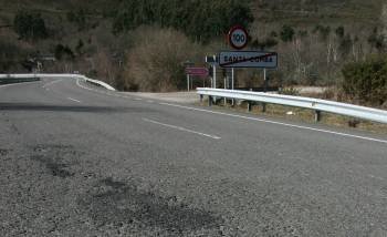 La carretera de acceso al pueblo de Santa Comba de Bande será ensanchada por la Diputación. (Foto: MARCOS ATRIO)