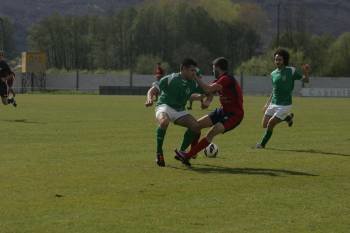 Walter Martín, jugador del Arenteiro, intenta superar la marca de un rival. (Foto: MARCOS ATRIO)
