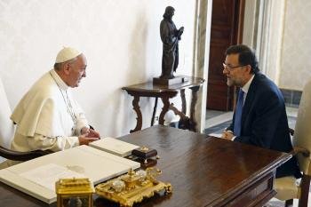 Fotografía facilitada por la Presidencia del Gobierno español del presidente del Gobierno, Mariano Rajoy, escuchando al Papa Francisco.