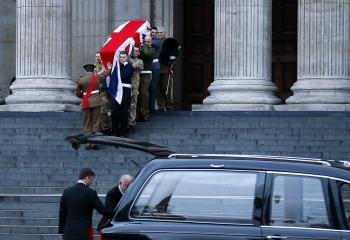 Soldados británicos cargan con un ataúd durante el ensayo del funeral de la ex primera ministra Margaret Thatcher.