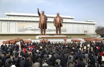 Varios norcoreanos participan en una ofrenda floral delante de las estatuas del fundador de Corea del Norte, Kim Jong-Il, y de su hijo Kim Jong-il en Piongyang.