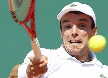 - El tenista español Roberto Bautista Agut devuelve la bola ante el francés Gilles Simon durante su encuentro de la primera ronda del torneo ATP de Montecarlo
