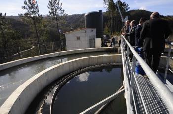 Visita de las autoridades a las instalaciones de la nueva planta de tratamiento de aguas residuales. (Foto: MARTIÑO PINAL)