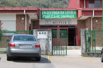 Entrada principal del colegio de la parroquia baionesa de Belesar, en donde se activaron los protocolos. (Foto: PABLO F.E.)
