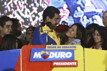 Nicolás Maduro, acompañado de María Gabriela, hija de Chávez, durante su discurso en Miraflores. (Foto: B.V)