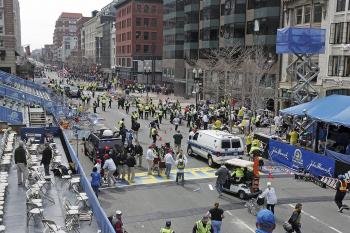 Fotografía cedida por el periódico The Boston Herald donde se ve una vista general del área de una explosión.