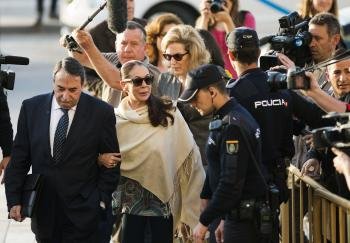  La tonadillera Isabel Pantoja, acompañada por su abogado, a su llegada hoy a la Audiencia de Málaga.