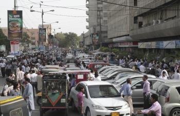 Un grupo de personas permanece en la calle tras evacuar varios edificios en Karachi (Pakistán) hoy, martes 16 de abril de 2013. Karachi se encuentra cerca de la frontera con Irán donde un terremoto de 7,8 grados en la escala Richter sacudió hoy el este de