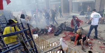 Varios de los heridos en el atentado del pasado lunes, poco después de las explosiones que se producían en la línea de meta del maratón. (Foto: DAILY NEWS)