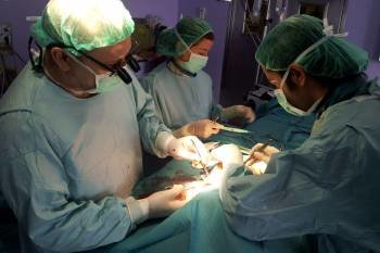 Una paciente se somete a una operación de aumento de pecho. (Foto: ARCHIVO)