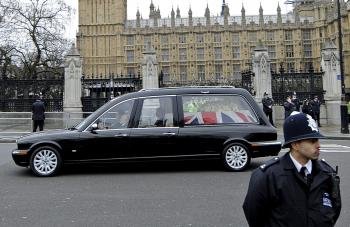 El coche fúnebre con los restos mortales de la ex primera ministra británica Margaret Thatcher.