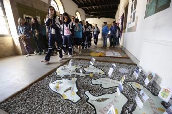 Un grupo de alumnos na visita á exposición dos traballos sobre a microtoponima no Poleiro. (Foto: XESÚS FARIÑAS)