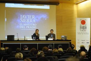 Eva Torres y Javier Sierra, en la intervención en el Foro La Región. A la derecha, parte del público asistente a la conferencia, en el Centro Cultural da Deputación.