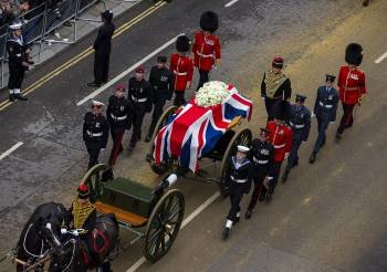 Un carruaje de caballos traslada el feretro con los restos mortales de la ex primera ministra británica. (Foto: FOTOS: KERIM OKTEN)