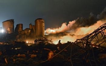 Vista de los escombros tras registrarse una explosión en una planta de fertilizantes en la localidad de West, cerca de Waco, Texas.