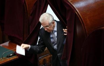 El primer ministro saliente italiano Mario Monti asiste a la primera sesión conjunta del Parlamento.