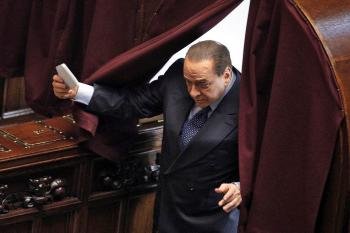Silvio Berlusconi (c), participa en la primera votación durante la sesión conjunta del Parlamento.