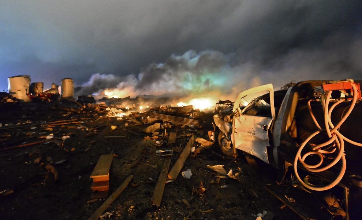 Vista de un camión de bomberos destruido por la explosión ocurrida en una planta de fertilizantes en la localidad de West, cerca de Waco, Texas (Estados Unidos (Foto: EFE)