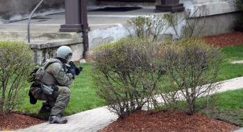 Un agente del cuerpo de elite SWAT participa en la operación de captura de los dos sospechosos de los atentados de Boston.