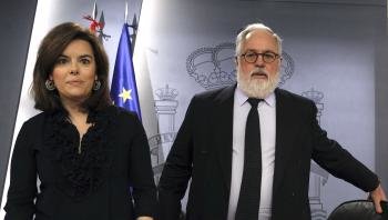La vicepresidenta del Gobierno, Soraya Sáenz de Santamaría (i), y el ministro de Agricultura, Alimentación y Medio Ambiente, Miguel Arias Cañete.