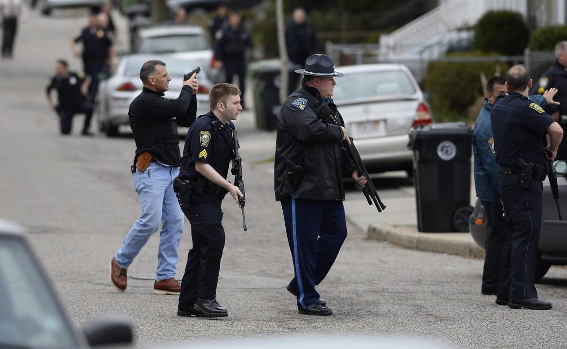 Agentes del cuerpo de policía participan en la operación de búsqueda y captura de los dos sospechosos de los atentados de Boston, en la localidad de Watertown (Foto: EFE)