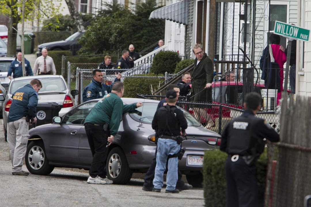 Agentes de distintos cuerpos de policía participan en el registro de un apartamento, después de un tiroteo, durante la operación de búsqueda y captura de los dos sospechosos de los atentados de Boston, en la localidad de Watertown (Foto: EFE)