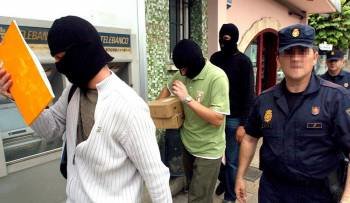 Agentes de la policía salen del bar Faisán  dentro de la operación contra la red de extorsión de ETA (Foto: JUAN HERRERO)