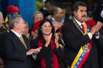 Nicolás Maduro (d.) con su esposa, Cilia Flores, y el mandatario cubano Raúl Castro. (Foto: MIGUEL GUTIÉRREZ)