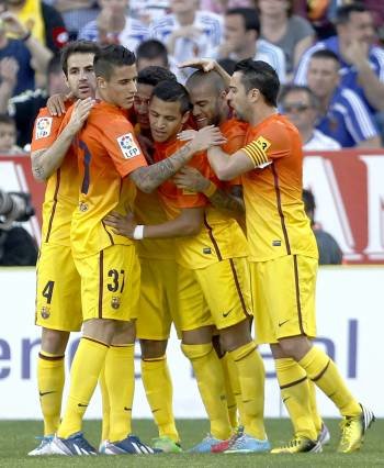 Los jugadores del Barça celebran uno de los goles conseguidos la pasada jornada en Zaragoza. (Foto: ALBERTO ESTÉVEZ)