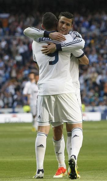 Ronaldo y Benzema celebran uno de los goles madridistas. (Foto: F. ALVARADO)