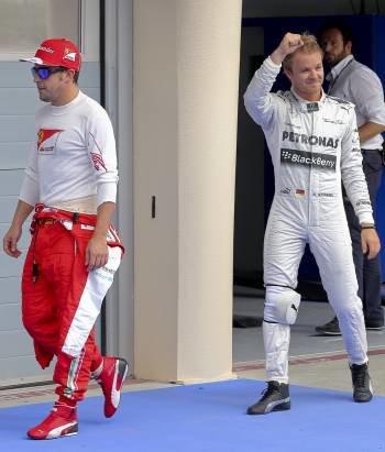 Rosberg celebra la pola con Alonso a su lado. (Foto: VALDRIN XHEMAJ)
