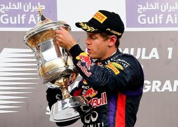 Vettel muestra el trofeo en lo más alto del podio. (Foto: VALDRIN XHEMAJ)