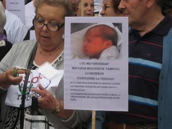 Manifestación para pedir que se investigue el caso de los bebés robados.