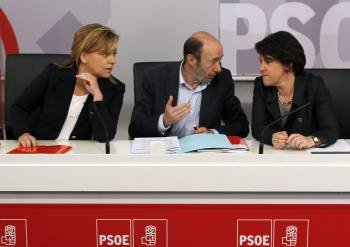 Pérez Rubalcaba, Elena Valenciano (i.) y Purificación Causapié durante la Ejecutiva Federal del PSOE. (Foto: F ALVARADO)